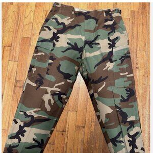 Authentic  Camouflage Women's Pants Size Medium Short vernie2k209